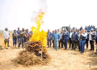 Kongo-central : la journée internationale de destruction des armes légères et des petits calibres vécue à Kasangulu en présence du gouverneur de province et du VPM de l’intérieur