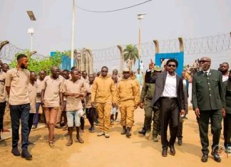 Au Camp de détention Luzumu à Kasangulu, le Ministre de la Justice Constant Mutamba s’imprègne des conditions carcérales des détenus