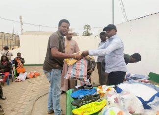 Kongo central : deuxième édition du Tournoi Inter-quartiers à Muanda, l’honorable Jean Ndombasi passe à l’acte. Vingt équipes de football reçoivent des équipements sportifs