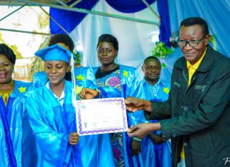 Kongo central : collation et remise des Brevets aux lauréats de la 9è Promotion du CEPROM Muanda. l’honorable Jean Ndombasi encourage l’apprentissage et invite les Lauréats à l’entrepreneuriat.