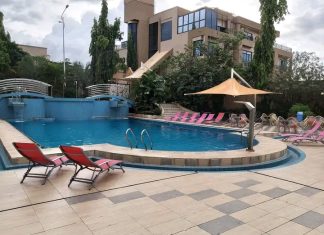 L’hôtel Ledya de Matadi fierté d’hier, tragédie d’aujourd’hui. le jeune artiste humoriste Enock Lenvo alias Manguera Balume est mort par noyade à la piscine