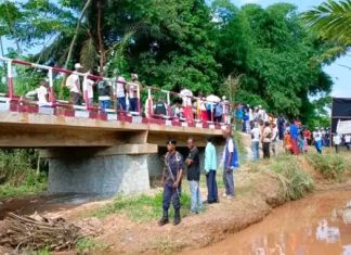 Kongo Central: André Wameso inaugure le pont Mpete effondré depuis juin 2022 entre Kimpese et Kasi avant d’inviter la population à l’unité