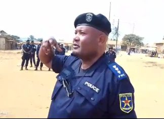 Seke Banza : le Commissaire Territorial de la police Colonel Christophe Monga Malasi, en causerie morale avec ses hommes. La lutte contre le banditisme au cœur de la parade