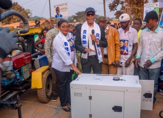 Kongo Central : Richard Mavoka Mankatu redonne sourire et espoir à la population de Madimba. Des kits scolaires aux élèves, vareuses aux footballeurs, machines de fabrication des briques, matériels de forage d’eau et un groupe électrogène semi-industriel à la communauté, le territoire de Madimba remercie son philanthrope