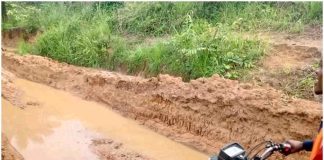 Kongo Central : vers la construction de la route Mbata Mbengi – Mbaka Khosi, une équipe de l’Agence Congolaise des Grands Travaux en pleine collecte des données techniques