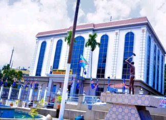 KongoCentral : nouvelle passe d’armes entre le gouvernement et l’Assemblée Provinciale qui voit clairement dans le chef du gouverneur Grâce Bilolo, des manœuvres visant à se soustraire du contrôle parlementaire et se dit prête à épuiser tous ses moyens constitutionnels